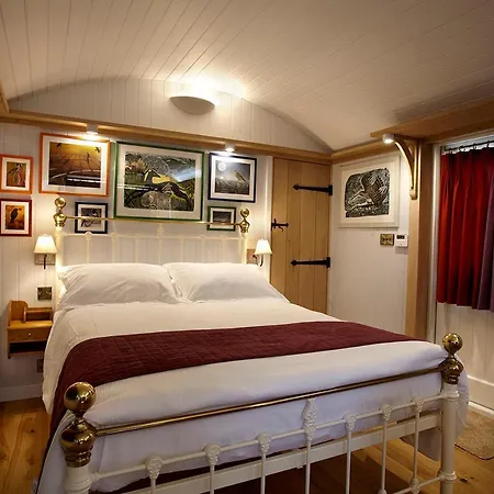 Hornington Manor Luxury Shepherd Huts-2