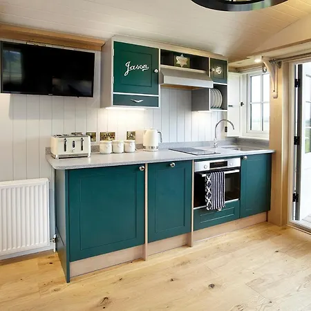 Hornington Manor Luxury Shepherd Huts-3